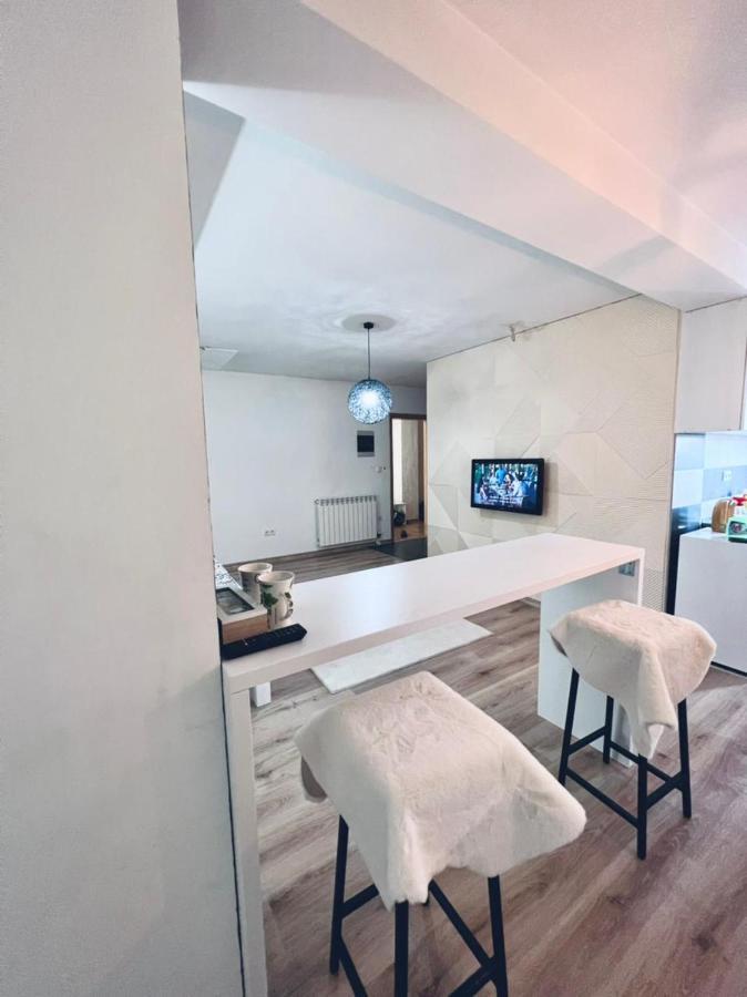 Sleep And Drive White Apartment Sarajevo Luaran gambar