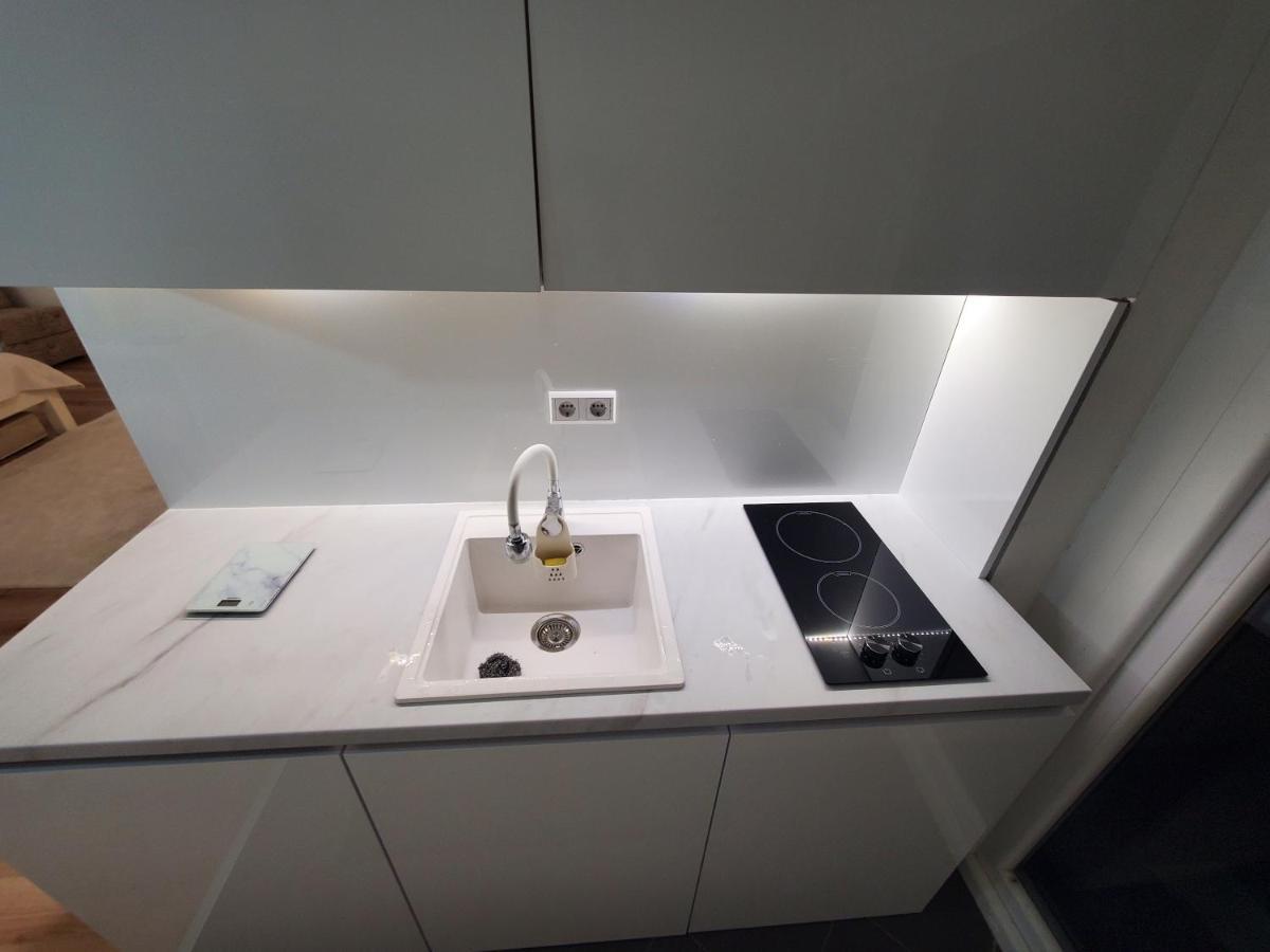 Sleep And Drive White Apartment Sarajevo Luaran gambar